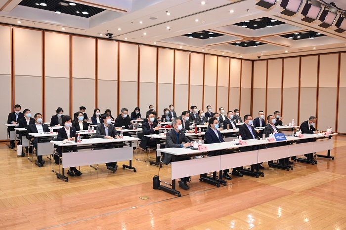 上期所將以時不我待的奮進姿態(tài)，自覺把工作、職責放到國家大局中理解把握，在新征程上創(chuàng)造更多成績；緊跟上海建設(shè)國際金融中心升級版、浦東打造引領(lǐng)區(qū)、長三角一體化等戰(zhàn)略，增強自身發(fā)展動力，在構(gòu)建更健全的大宗商品價格體系、提升重要大宗商品價格影響力方面體現(xiàn)使命擔當，作出應有貢獻。