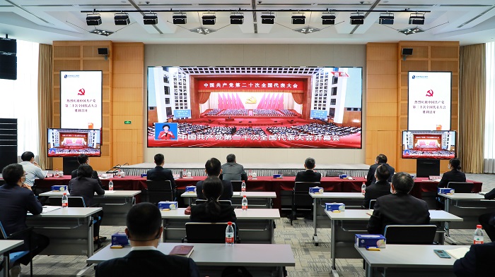 鄭商所將把學習宣傳貫徹黨的二十大精神作為當前和今后一個時期首要政治任務，落實黨中央和會黨委部署，精心制定學習方案，扎實組織學習研討，做到“五個牢牢把握”，推動二十大精神學習成果轉(zhuǎn)化為推進鄭商所高質(zhì)量發(fā)展的工作思路和務實舉措。