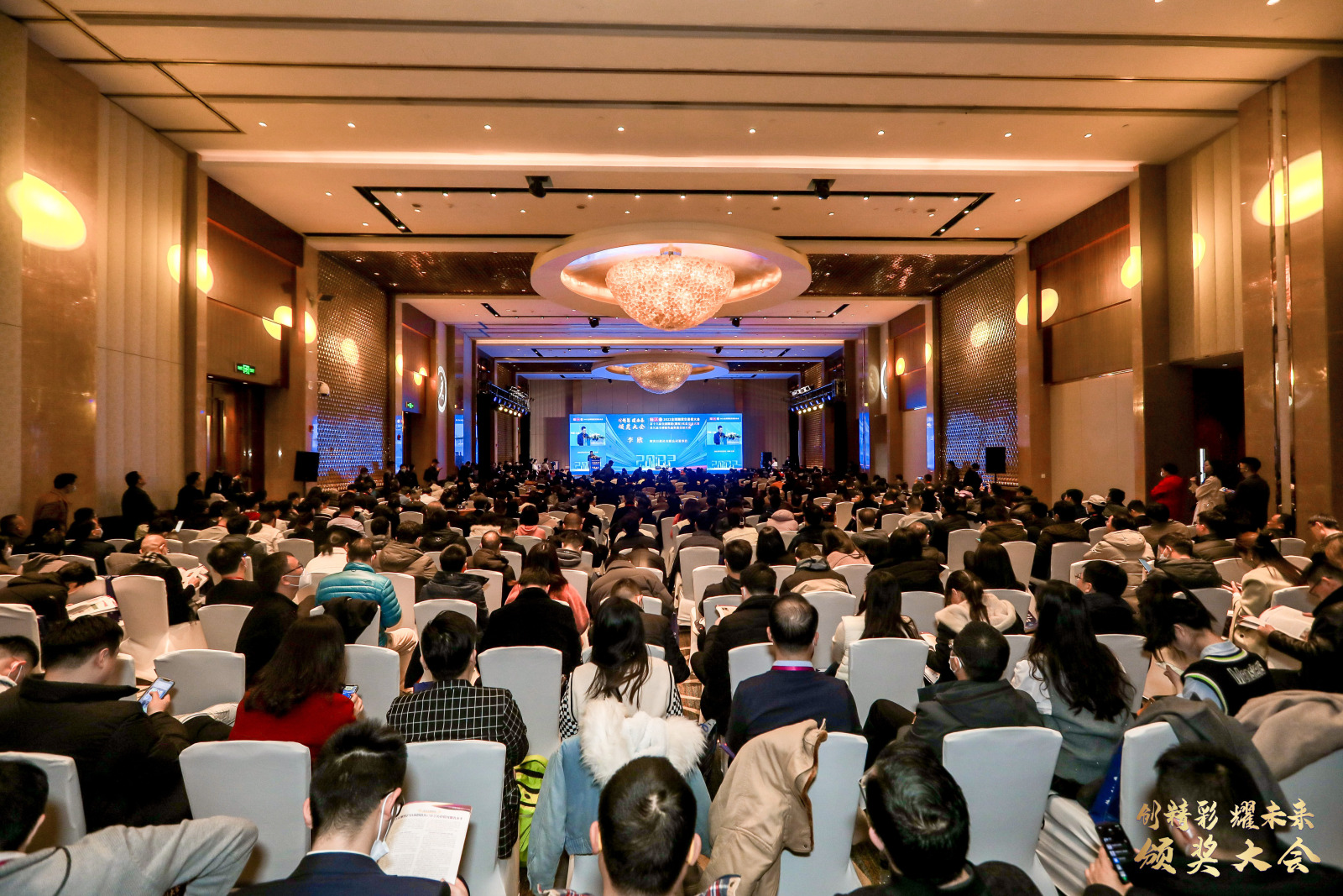 2月25日，由期貨日報主辦的2022全球期貨交易者大會暨第十六屆全國期貨（期權）實盤交易大賽、第九屆全球衍生品實盤交易大賽頒獎大會在上海隆重舉行。同花順投顧助理虛擬人小桐以特別的方式代表公司致辭。